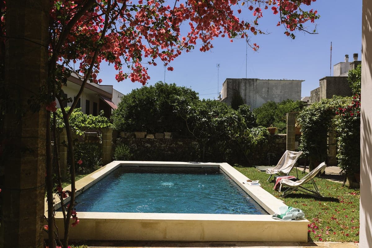 Family house with pool in Specchia