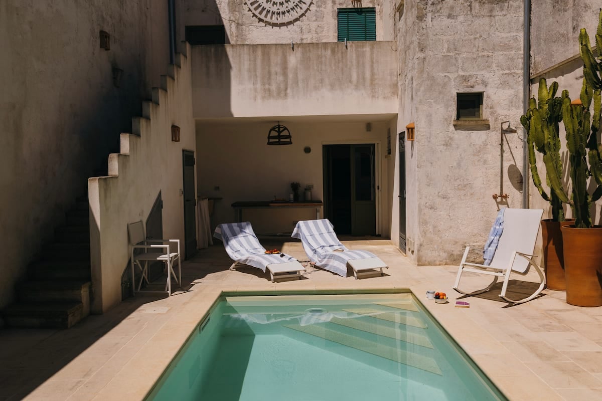 Pool house in Diso