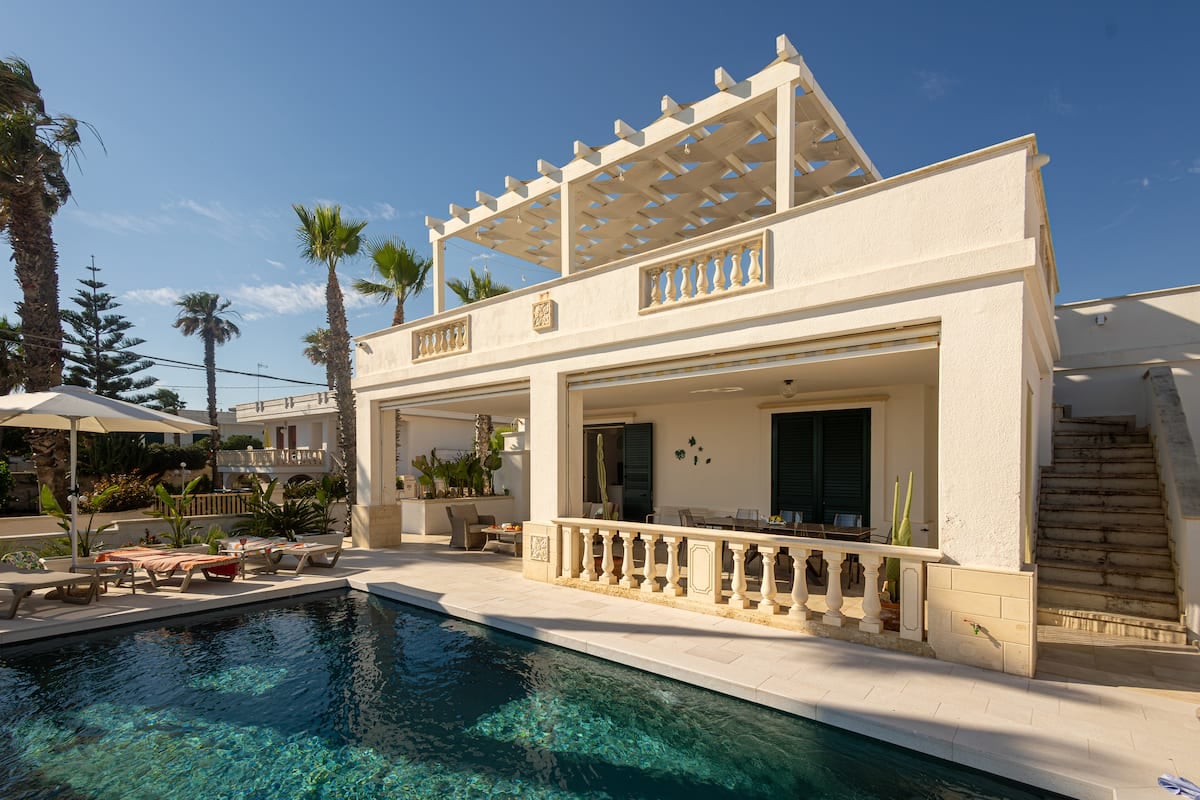 Pool villa near the coast at Capilungo